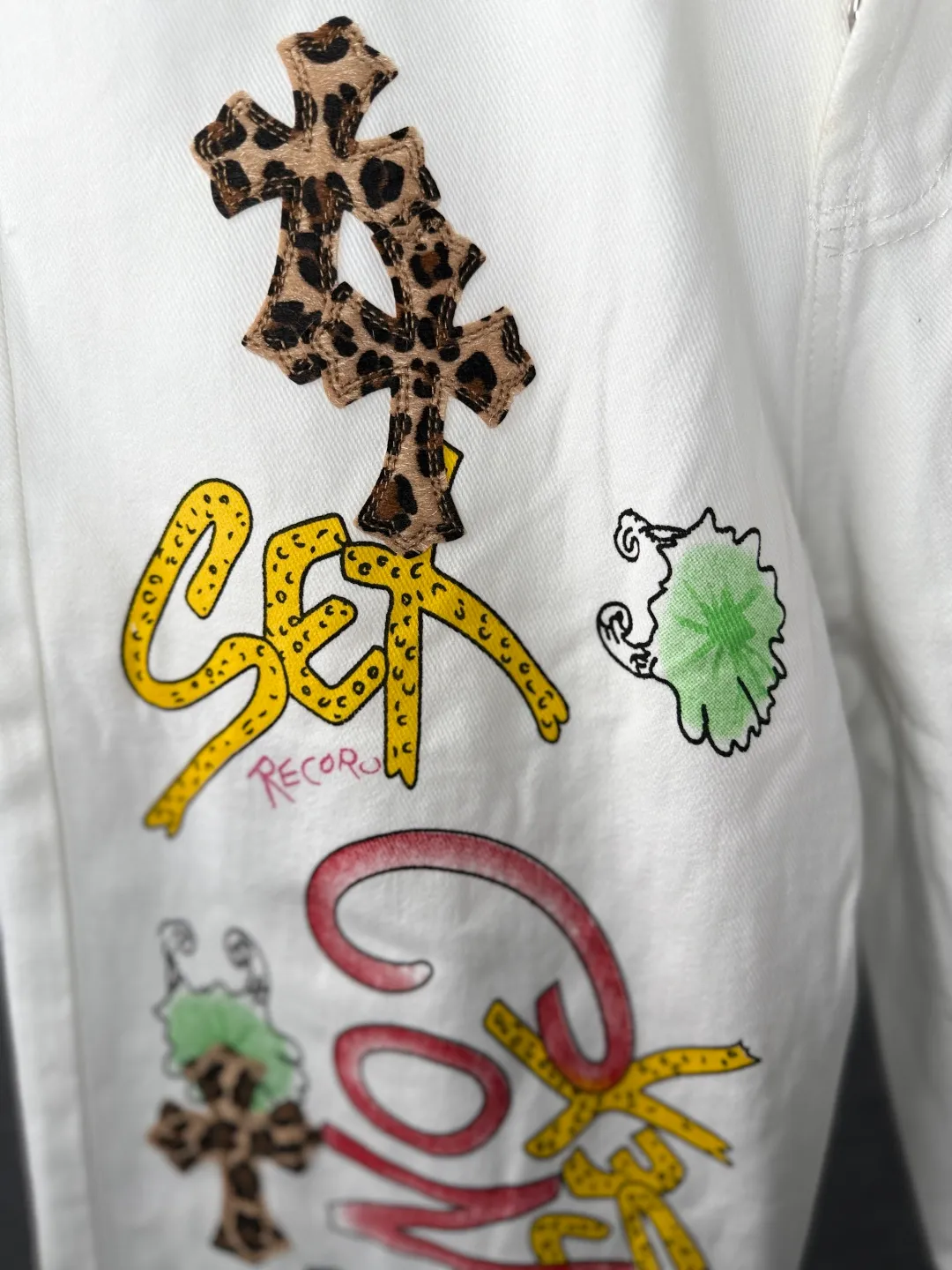 P240 💰 (Top version) Chrome Hearts/Chrome Hearts Classic white hand-painted leopard print series colorful leather cross washed color fabric unisex denim trousers Vibe style straight stacked god-level version Carbon fine bias denim color cloth Old vintage full set of hardware - Chrome Hearts white cow series The high version uses high-ounce custom fabrics, fermentation washing and soft color fixation, soft and thick to wear, the details are all made by hand-polished craftsmanship, all-over printed jacquard fabric Unique design style. Through multiple processes to create a full retro feel. Unique niche non-contrast shirt. Customized distressed spray-painted buttons. Craftsmanship in every detail. Color: white hand-painted leopard print. Size: 28-30-32-34 (corresponding to S-M-L-XL)
